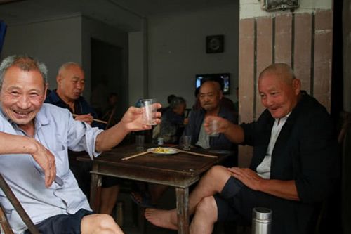 內(nèi)行人買白酒，不挑貴的只認瓶身2行字，輕松選好酒